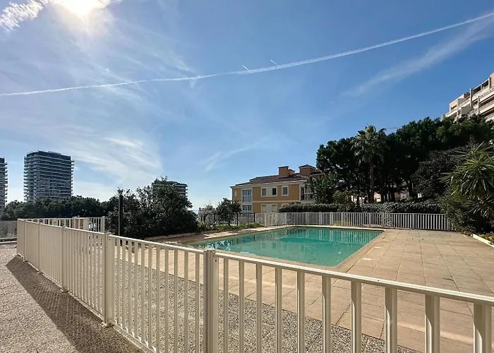 Direct Monaco Studio Devant Piscine