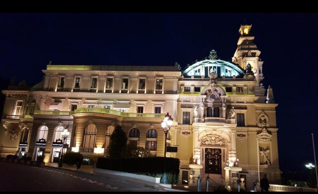 Direct Monaco Devant Piscine
