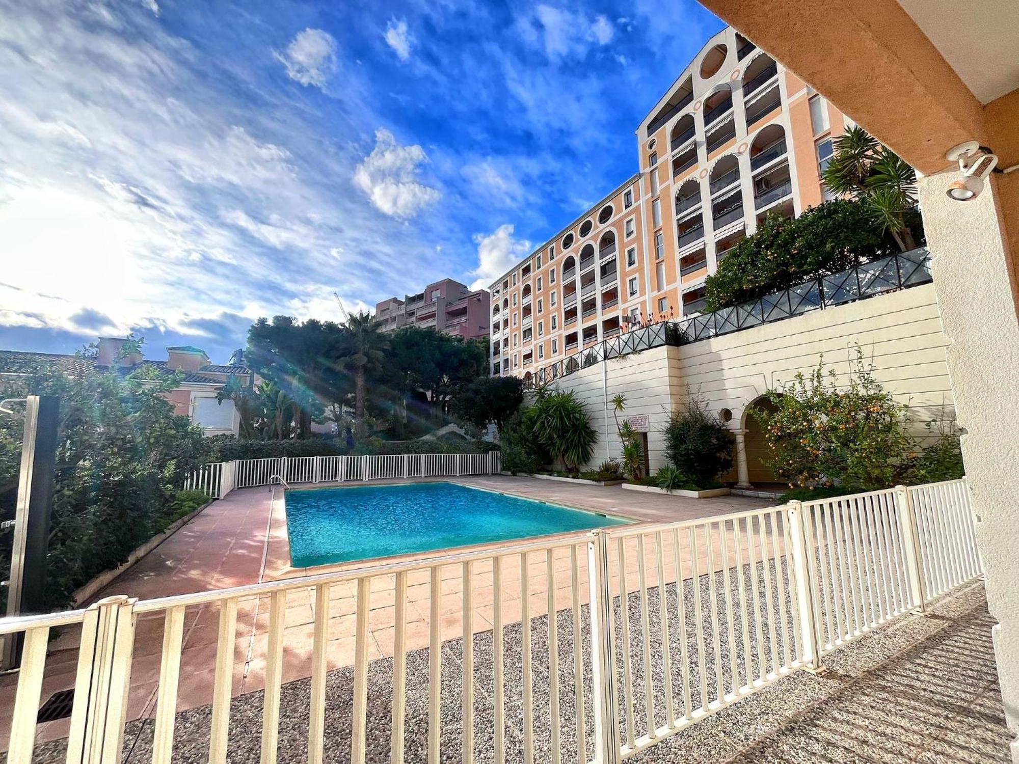 Direct Monaco Devant Piscine *